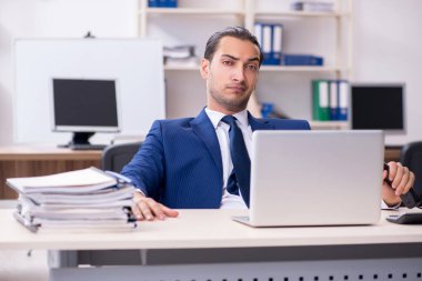 Ofiste çalışan genç bir iş adamı.