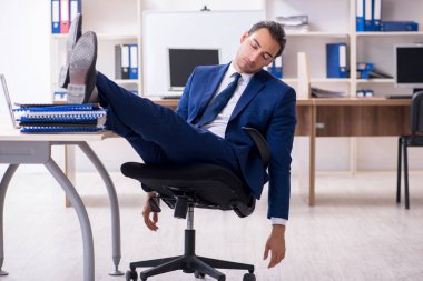 Ofiste çalışan genç bir iş adamı.