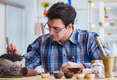 Yeni demler deneyen profesyonel çay uzmanı.