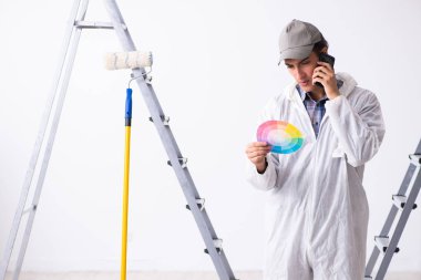 İnşaat alanında çalışan bir ressam.