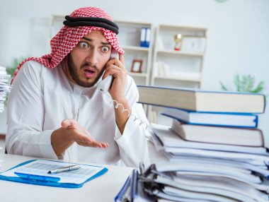 Ofiste çalışan Arap işadamı bir Pi ile evrak işi yapıyor.