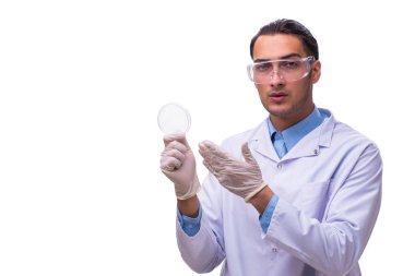 Genç erkek kimyager beyazda izole edilmiş.