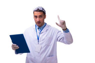 Genç erkek doktor notlarını beyaza sakladı.