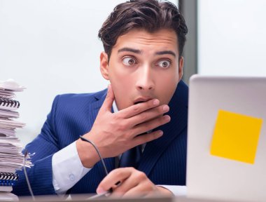 İşkolik işadamı ofiste çok fazla çalışıyor.