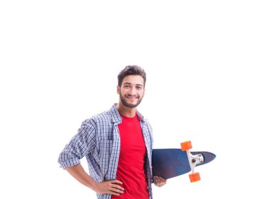 Beyaz kaykaylı genç bir kaykaycı.