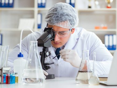 Genç araştırmacı bilim adamı bir su testi kirliliği araştırması yapıyor.