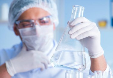 Bir laboratuarda deney yapan kadın bir bilim adamı.