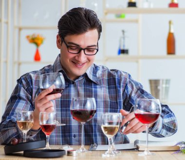 Profesyonel şarap garsonu kırmızı şarap tadıyor.