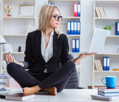 İş kadını ofiste meditasyon yaparken hayal kırıklığına uğradı