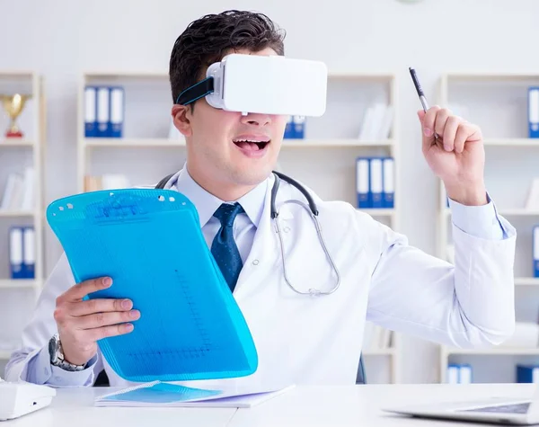 Ung läkare med vr virtuell verklighet headset arbetar i offi — Stockfoto