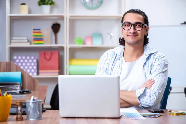 Joven diseñador masculino trabajando en la oficina —  Fotos de Stock