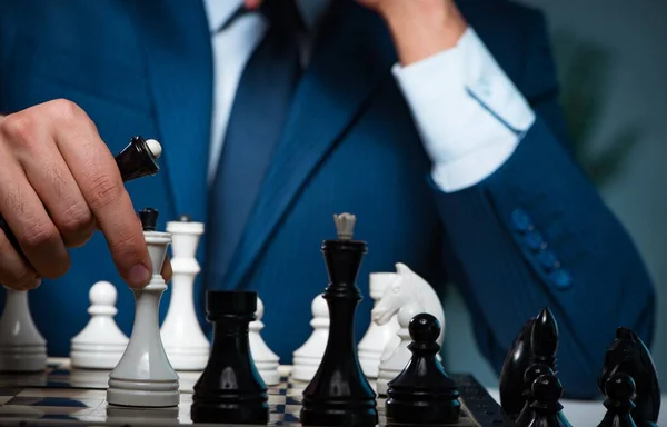 Homme d'affaires jouant aux échecs dans le concept de stratégie — Photo