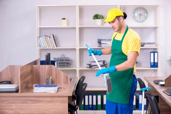 Ung manlig entreprenör städa kontoret — Stockfoto