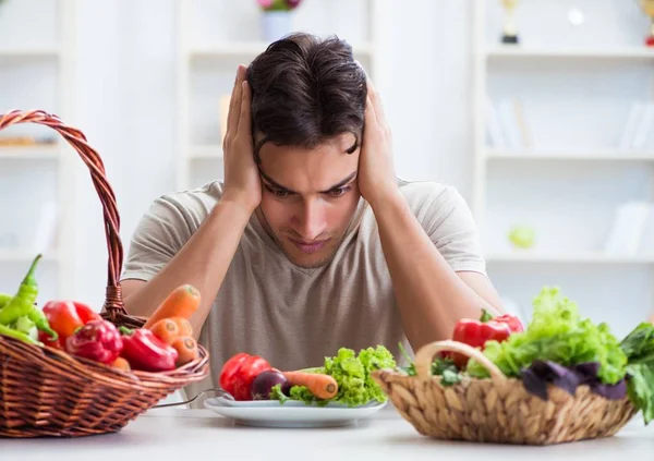 O jovem em alimentação saudável e conceito de dieta — Fotografia de Stock