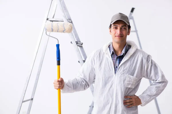 Pintor trabajando en obra — Foto de Stock