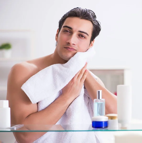 Young man is getting prepared for working day in bathroom — Stock Photo, Image