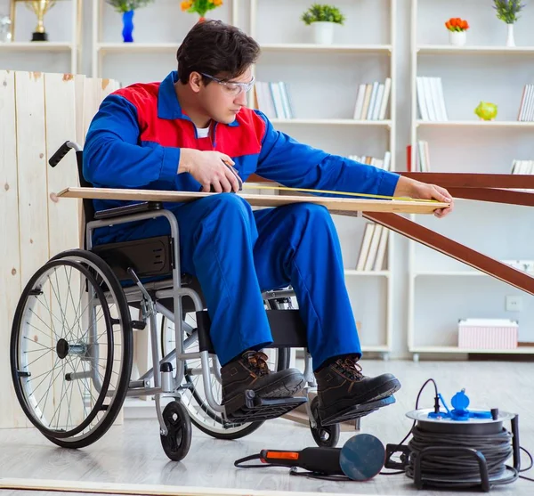 Carpintero discapacitado tomando medidas en taller — Foto de Stock