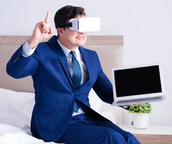 Geschäftsmann trägt Virtual-Reality-Headset im Schlafzimmer — Stockfoto
