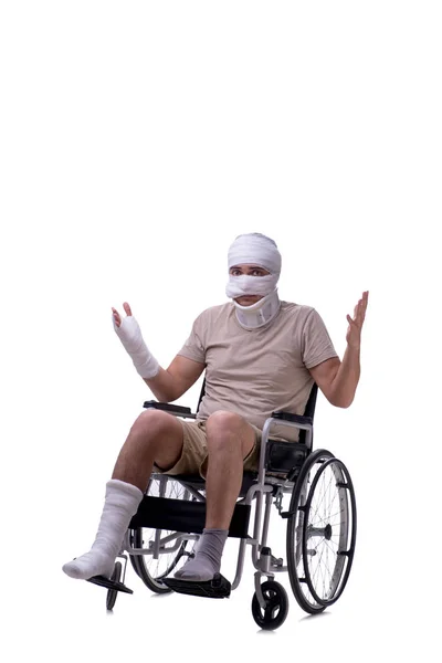 Поранений чоловік у інвалідному кріслі ізольований на білому — стокове фото