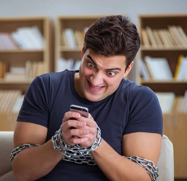 Homem que sofre de dependência de telefone vício — Fotografia de Stock