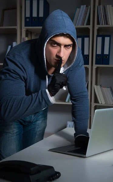 The young hacker hacking into computer at night — Stock Photo, Image