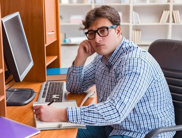 Jovem estudante na mesa de informática — Fotografia de Stock