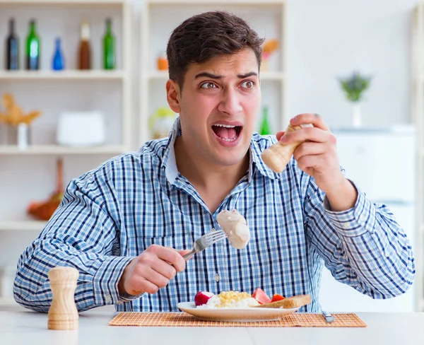 Homem comendo comida insípida em casa para o almoço — Fotografia de Stock