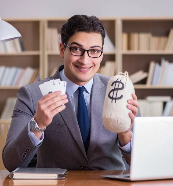 Geschäftsmann zockt bei der Arbeit Karten — Stockfoto