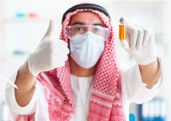 Químico de la industria farmacéutica trabajando en laboratorio —  Fotos de Stock