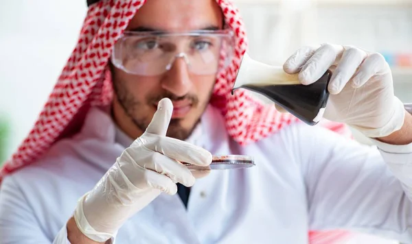 Arabische Chemikerin arbeitet im Laborbüro — Stockfoto