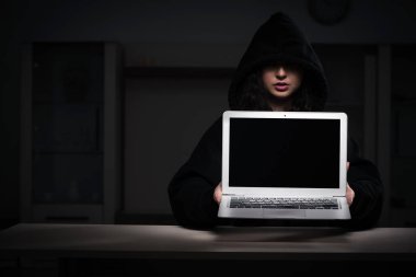 Ofiste güvenlik duvarını hackleyen kadın hacker.
