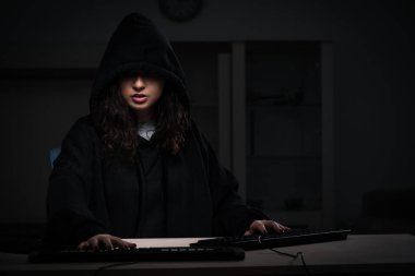 Ofiste güvenlik duvarını hackleyen kadın hacker.