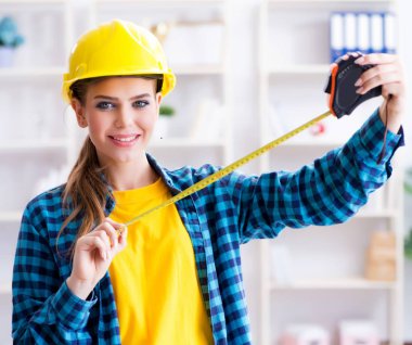 Atölyedeki kadın elinde mezurayla