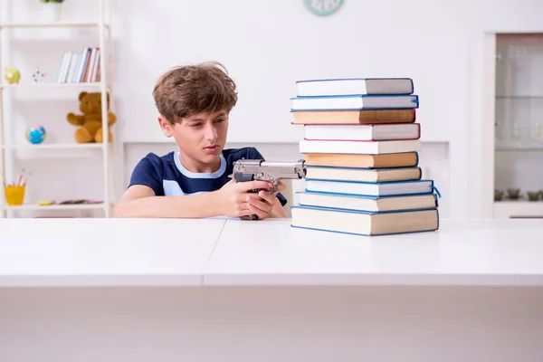 Jeune étudiant stressé par des études excessives — Photo