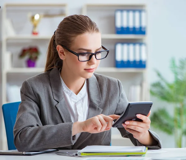 Jeune femme d'affaires comptable travaillant dans le bureau — Photo