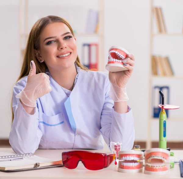 Student der Zahnmedizin übt Fähigkeiten im Klassenzimmer — Stockfoto