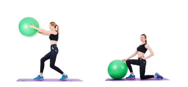 Mujer joven con pelota haciendo ejercicio sobre blanco —  Fotos de Stock