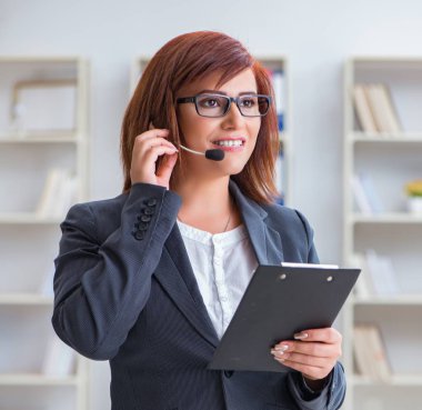 Müşterilerle çalışan çağrı merkezi operatörü