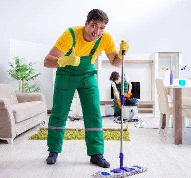 Evde çalışan profesyonel müteahhitleri temizliyorum.