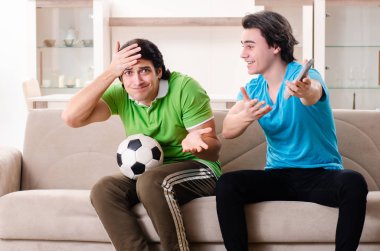 evde futbol izlerken arkadaşlar