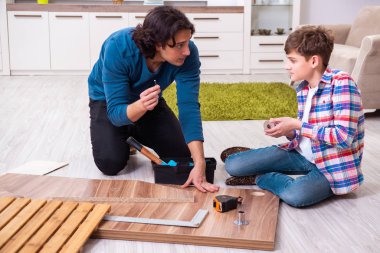 Genç marangoz oğluna öğretiyor