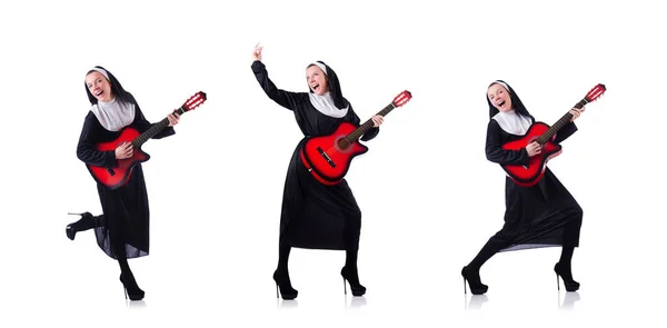 Nonne jouer de la guitare isolé sur blanc — Photo