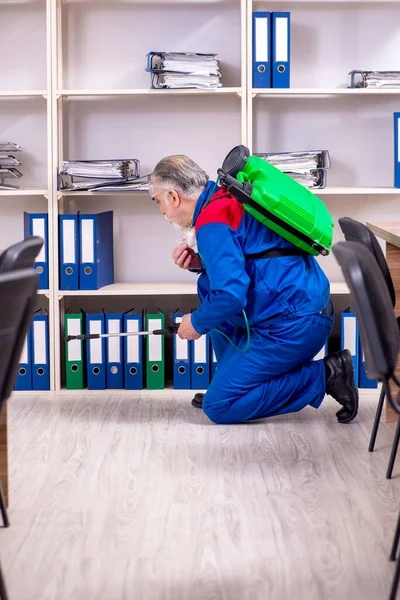 Alte professionelle Lohnunternehmer tun Schädlingsbekämpfung im Büro — Stockfoto