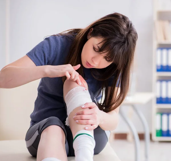 Patient visiting doctor after sustaining sports injury — Stock Photo, Image