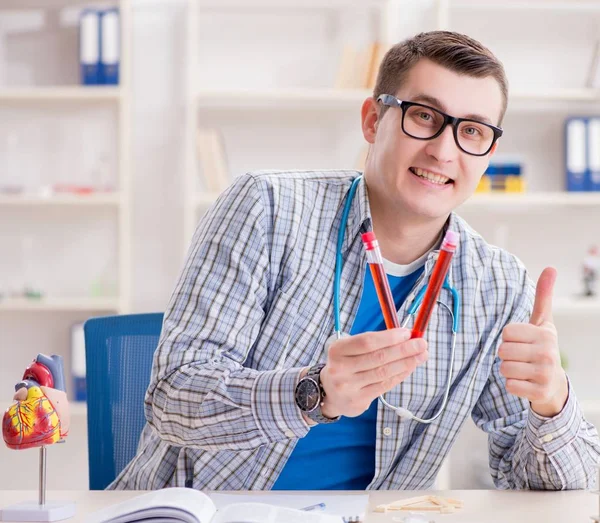 Jeune étudiant étudiant en chimie à l'université — Photo