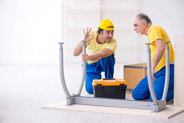 Dois empreiteiros carpinteiros que trabalham dentro de casa — Fotografia de Stock