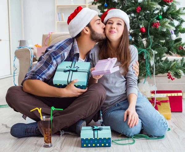 ガールフレンドとボーイフレンドクリスマスプレゼントを開く — ストック写真