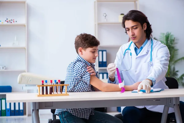 Ragazzo nel concetto di trasfusione di sangue — Foto Stock