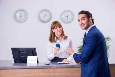 Otel resepsiyonundaki genç işadamı