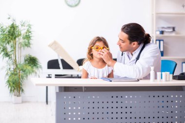 Küçük bir kızla genç bir doktor çocuk doktoru.